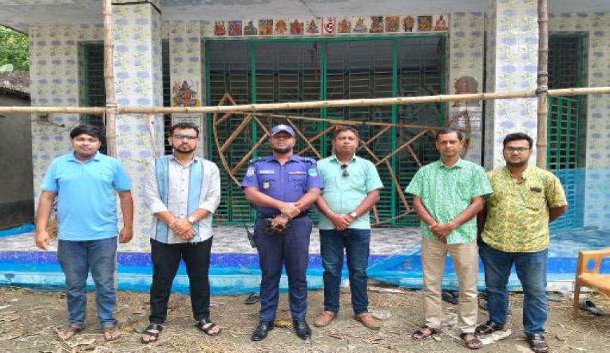 দেবহাটায় দূর্গাপূজা সম্পন্নে  বিভিন্ন মন্দিরে ওসির পরিদর্শন