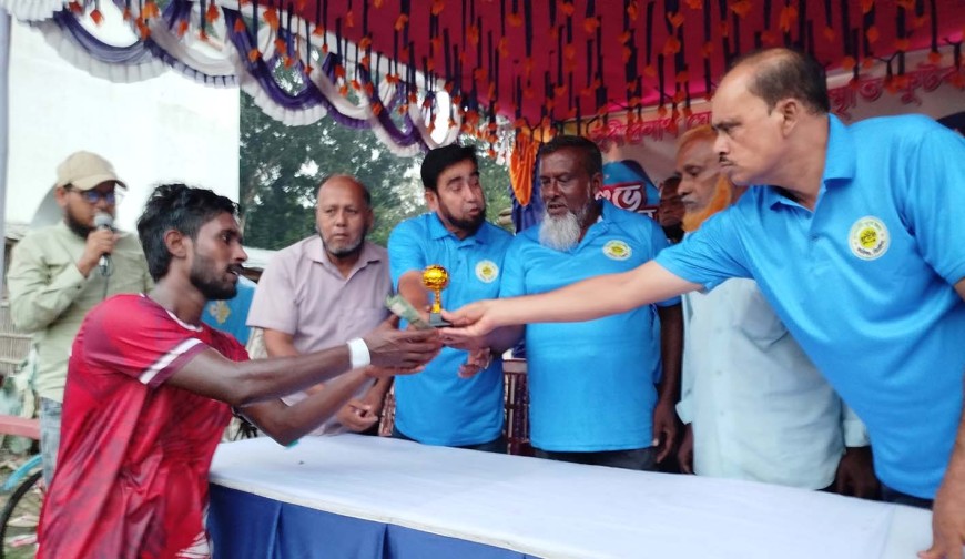 কালীগঞ্জে মানু ঘোষ স্মৃতি ৮ দলীয়  ফুটবল টুর্নামেন্টের উদ্বোধন