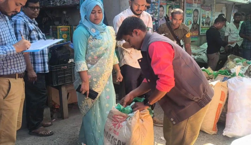 মোংলায় ৩ হাজার কেজি নিষিদ্ধ পলিথিন  জব্দ, ব্যবসায়ীকে জরিমানা