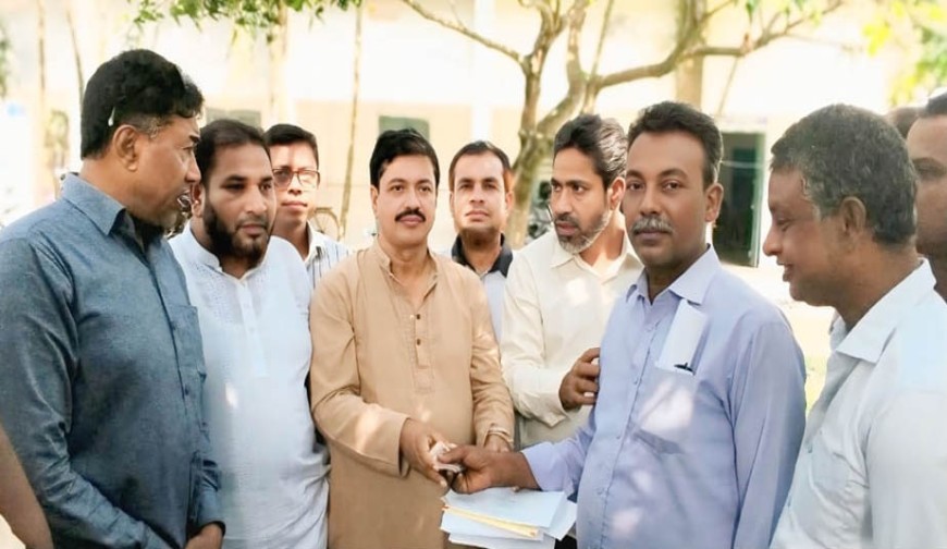 পাইকগাছায় ১৯ পূজামন্ডপে  বিএনপি নেতা আনোয়ারুলের  অনুদান