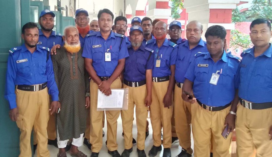 জাতীয় বেতনস্কেল ও সুযোগ-সুবিধার দাবিতে  যশোরে গ্রাম পুলিশের স্মারকলিপি