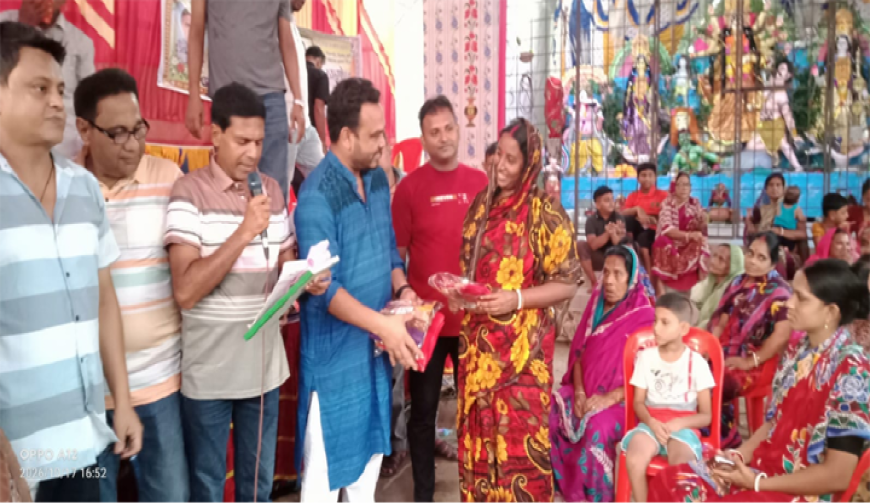 কলারোয়ায় পূজামণ্ডপে শাড়ি বিতরণ  জেলা যুবদল নেতা চন্দনের
