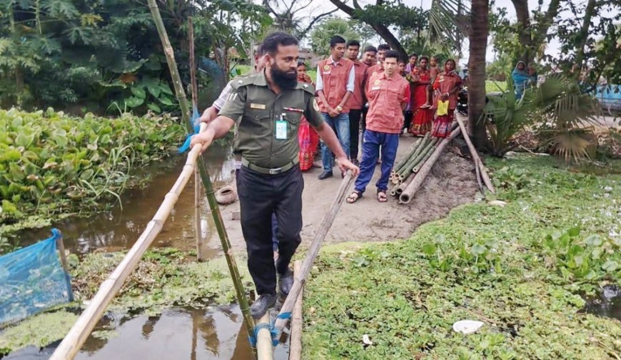 পাঁজিয়ায় পানিবন্দি ভিডিপি সদস্যের বাড়ি  পরিদর্শন আনসার-ভিডিপি কর্মকর্তার