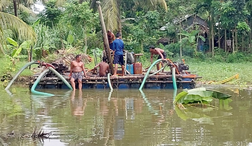 মোরেলগঞ্জে অবৈধ বালু উত্তোলনে  ড্রেজার বন্ধ করলো প্রশাসন