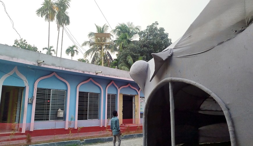 সম্প্রীতির বন্ধনে প্রায় ৪৫ বছর ধরে চলছে  দুর্গোৎসব, গা ঘেষে মসজিদ-মন্দির