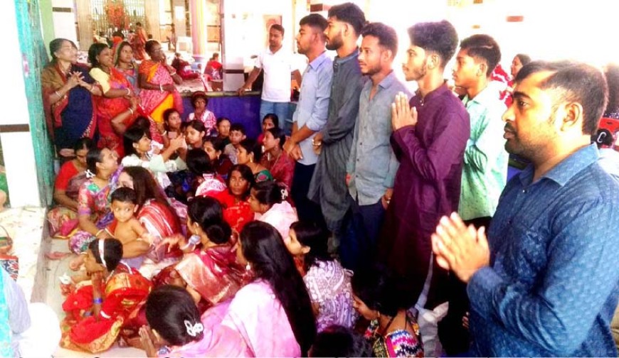 ফকিরহাটে মহাষ্টমীতে পুষ্পাঞ্জলী  দিতে মণ্ডপে ভক্তদের ভিড়