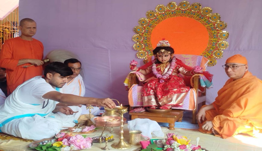 মহাষ্টমীতে সাড়ম্বরে কুমারী  পূজা, ভক্তদের ঢল