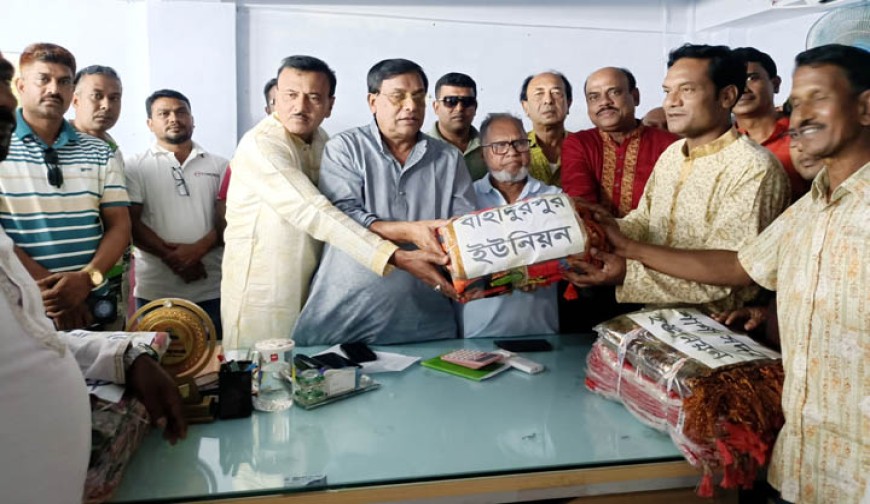 শার্শায় দুর্গাপূজার মণ্ডপে বিএনপি  নেতৃবৃন্দ, মতবিনিময় ও শাড়ি বিতরণ