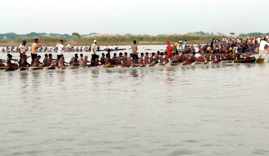 লোহাগড়ায় গ্রামবাংলার ঐতিহ্যবাহী নৌকাবাইচ  প্রতিযোগিতা, বসে গ্রামীণ মেলা