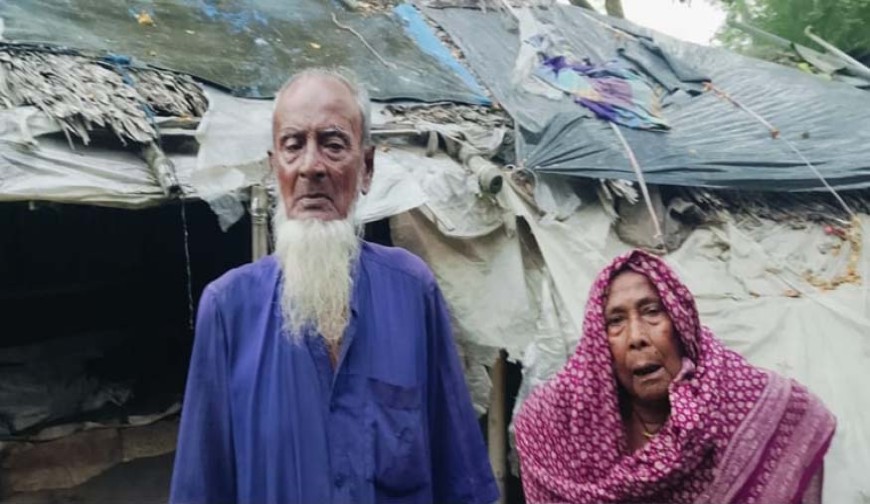 কপিলমুনিতে পলিথিনের জীর্ণ ঘরে  মানবেতরে সাকাত দম্পতি