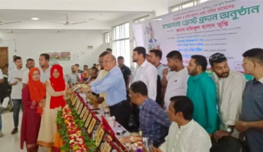 বেনাপোলে জিপিএ-৫ প্রাপ্ত শিক্ষার্থীদের  সংবর্ধনা, ‘গর্বিত মা’দের ক্রেস্ট প্রদান