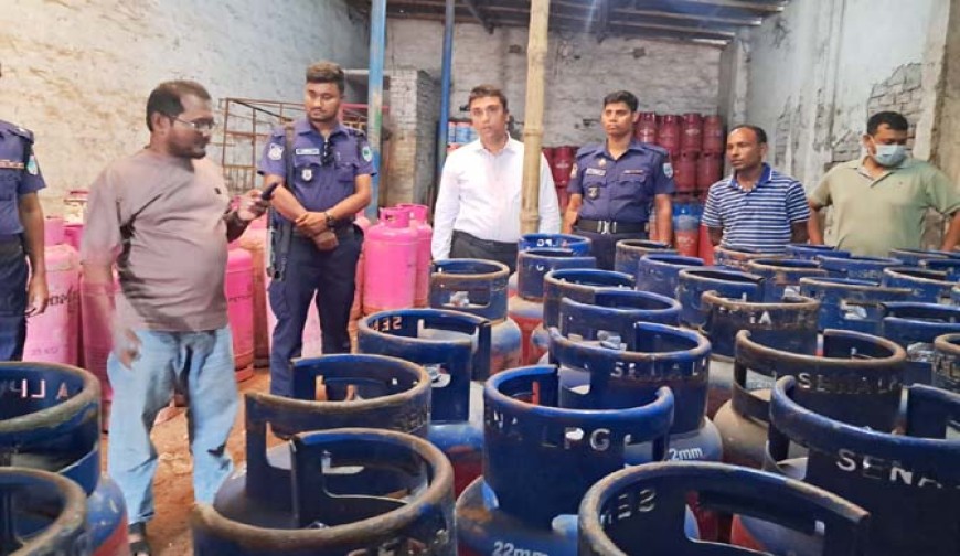 গ্যাসের মূল্য তালিকা প্রদর্শন না করায় উপশহরে ফিরোজ এন্টারপ্রাইজে জরিমানা