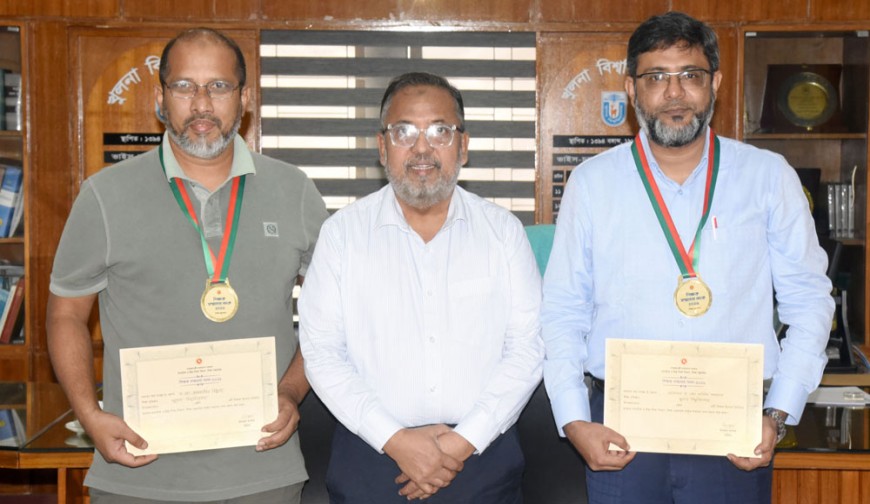 খুবি উপাচার্যের সঙ্গে জাতীয় পর্যায়ে  সম্মাননাপ্রাপ্ত দুই শিক্ষকের সাক্ষাৎ