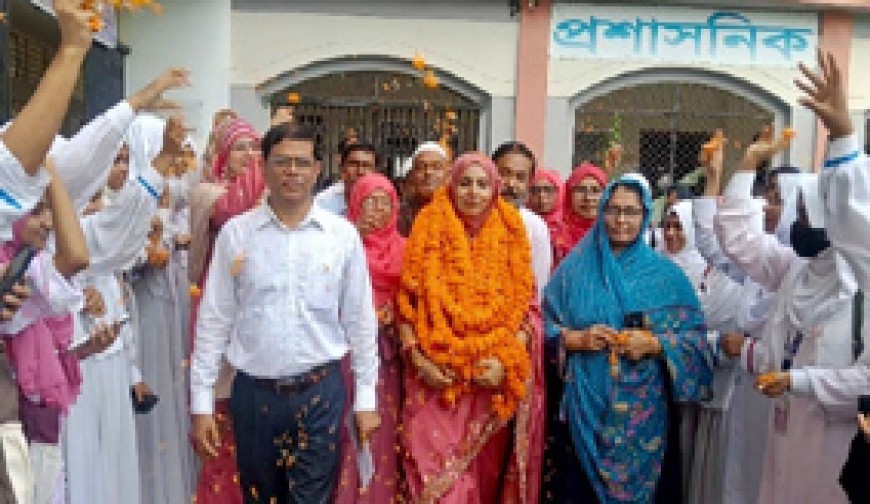প্রিয় শিক্ষককে সুসজ্জিত  কারে বর্ণিল বিদায়