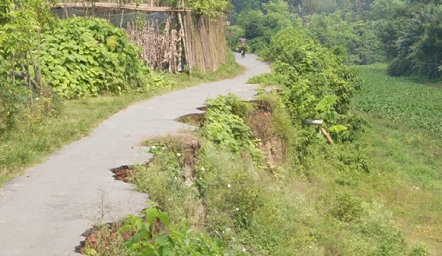 হরিণাকুণ্ডুতে ধসে পড়া সড়ক এখন মরণফাঁদ, দুই বছরেও হয়নি সংস্কার