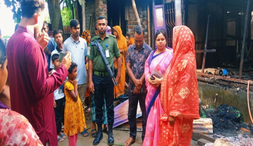মহম্মদপুরে সাবেক ইউপি সদস্যের  বাড়িতে ভয়াবহ অগ্নিকাণ্ড