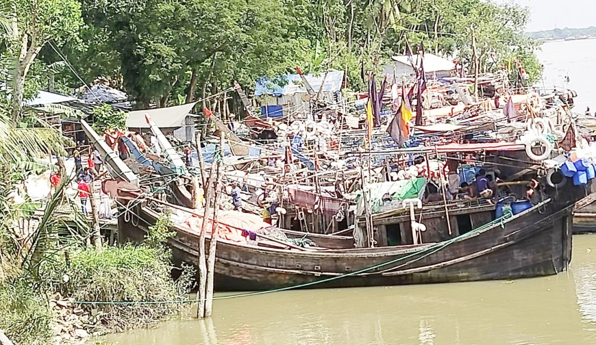 ঘূর্ণিঝড়ের প্রভাবে উত্তাল সাগরে টিকতে না পেরে  শত শত ফিশিং ট্রলার নিরাপদ আশ্রয়