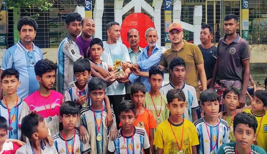 বাঘারপাড়ায় জমজমাট প্রীতি ফুটবল ম্যাচ : ট্রাইবেকারে  চ্যাম্পিয়ন সৈয়দ মাহমুদপুর একাদশ