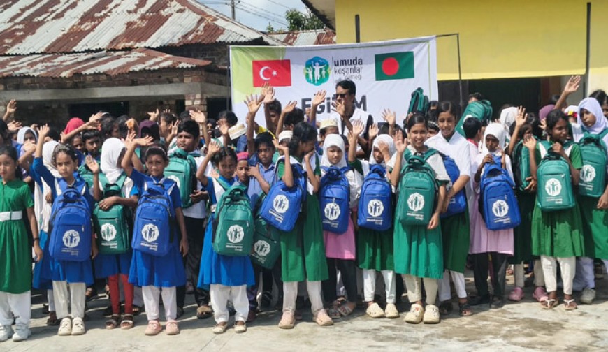 মোংলায় ১৫০ শিক্ষার্থীর মাঝে বাঙালি  ফাউন্ডেশনের শিক্ষা উপকরণ বিতরণ