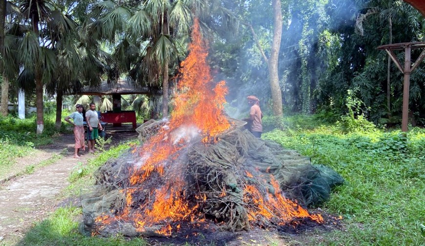 কালীগঞ্জে নদীতে অভিযান অবৈধ চায়না দুয়ারি  জাল পুড়িয়ে ধ্বংস