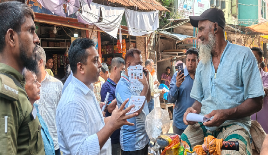 কলারোয়া বাজারে ডেঙ্গু সচেতনতায়  ইউএনও আরিফুল ইসলামের  প্রচারাভিযান