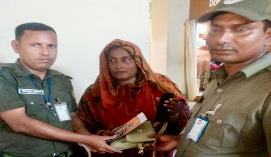 হাসপাতালে কুড়িয়ে পাওয়া টাকা-মোবাইল  ফিরিয়ে দিলেন আনসার সদস্যরা