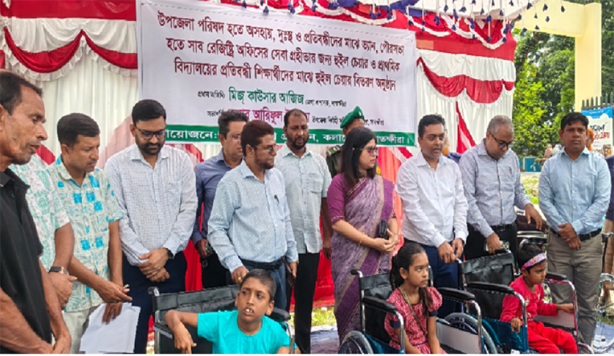 কলারোয়ায় দুস্থ ও প্রতিবন্ধীদের ভ্যান  ও হুইলচেয়ার দিলেন জেলা প্রশাসক