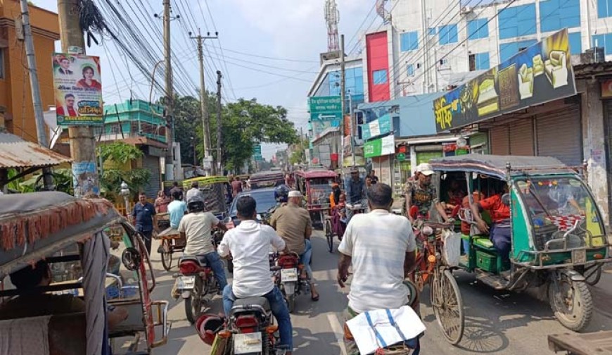 সাতক্ষীরা পৌরসভায় নিয়ন্ত্রণহীন অবৈধ  যানবাহনে তীব্র যানজট, জনদুর্ভোগ